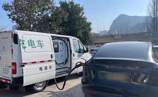 吉隆汽车搭电